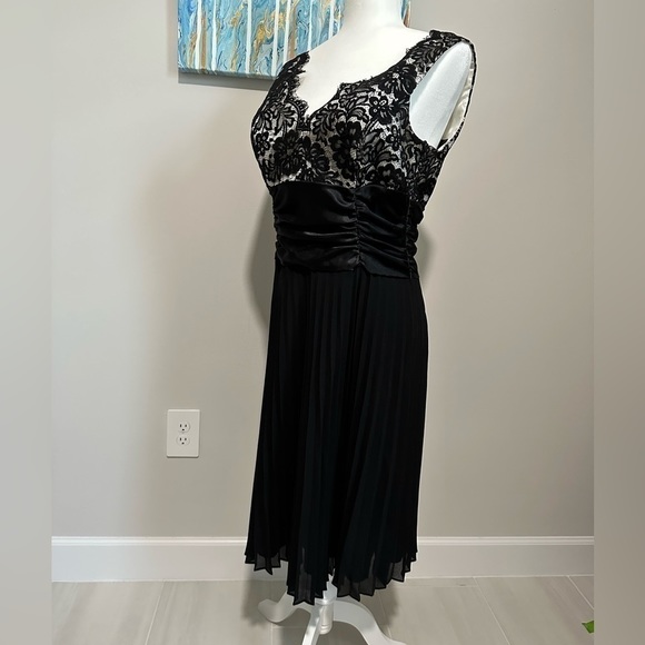 JS Boutique Black Lace Top w Pleated Bottom- Gorgeous Ruched Waist & Side Zipper - Picture 7 of 11